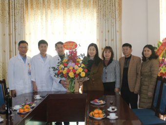 ĐỒNG CHÍ PHÓ BÍ THƯ THƯỜNG TRỰC HUYỆN ỦY ĐOÀN THỊ HẢI THĂM, CHÚC MỪNG BỆNH VIỆN ĐA KHOA HUYỆN NHÂN DỊP NGÀY THẦY THUỐC VIỆT NAM 27/2