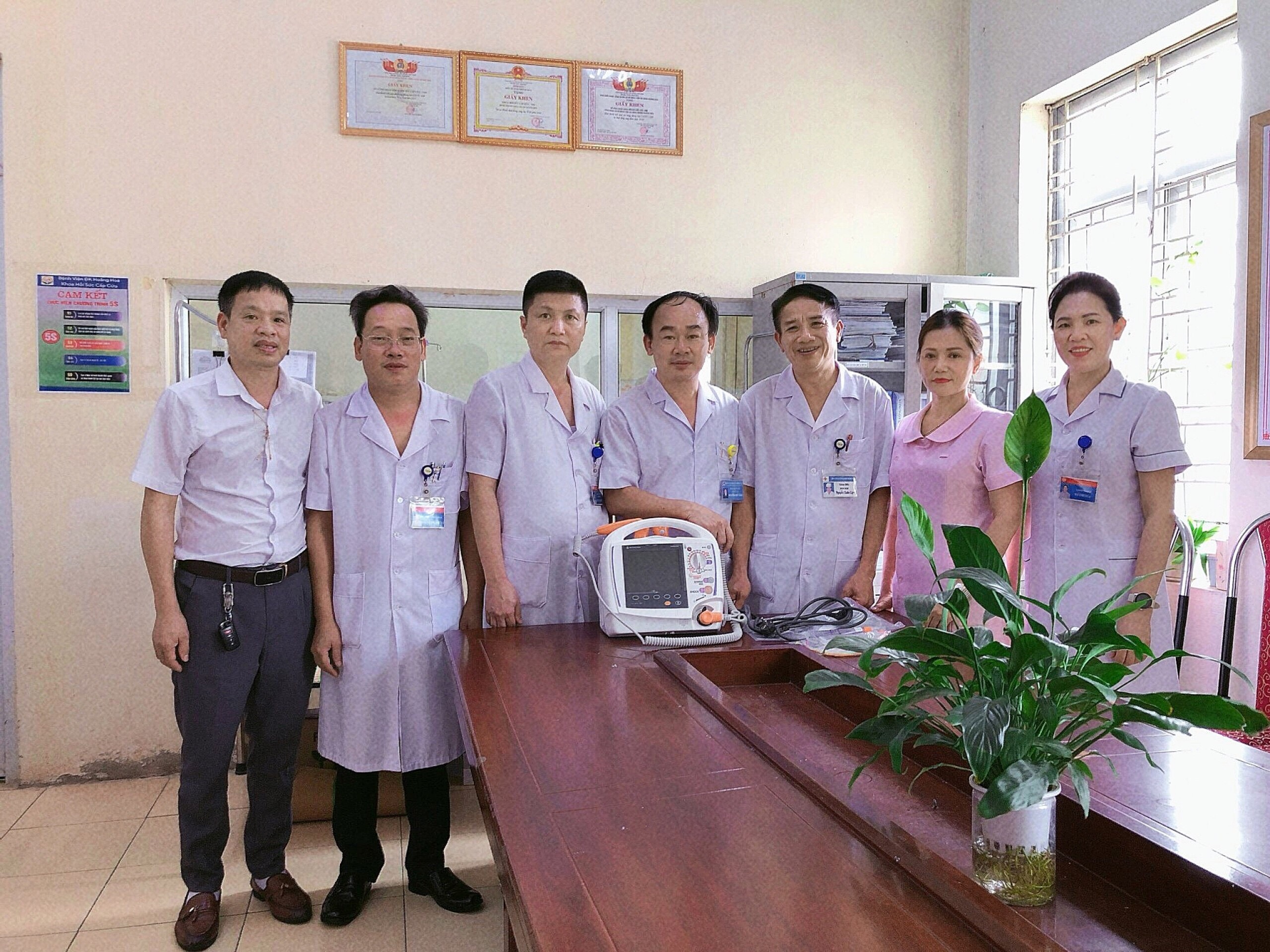 ban l&atilde;nh đạo v&agrave; m&aacute;y sốc tim.jpg