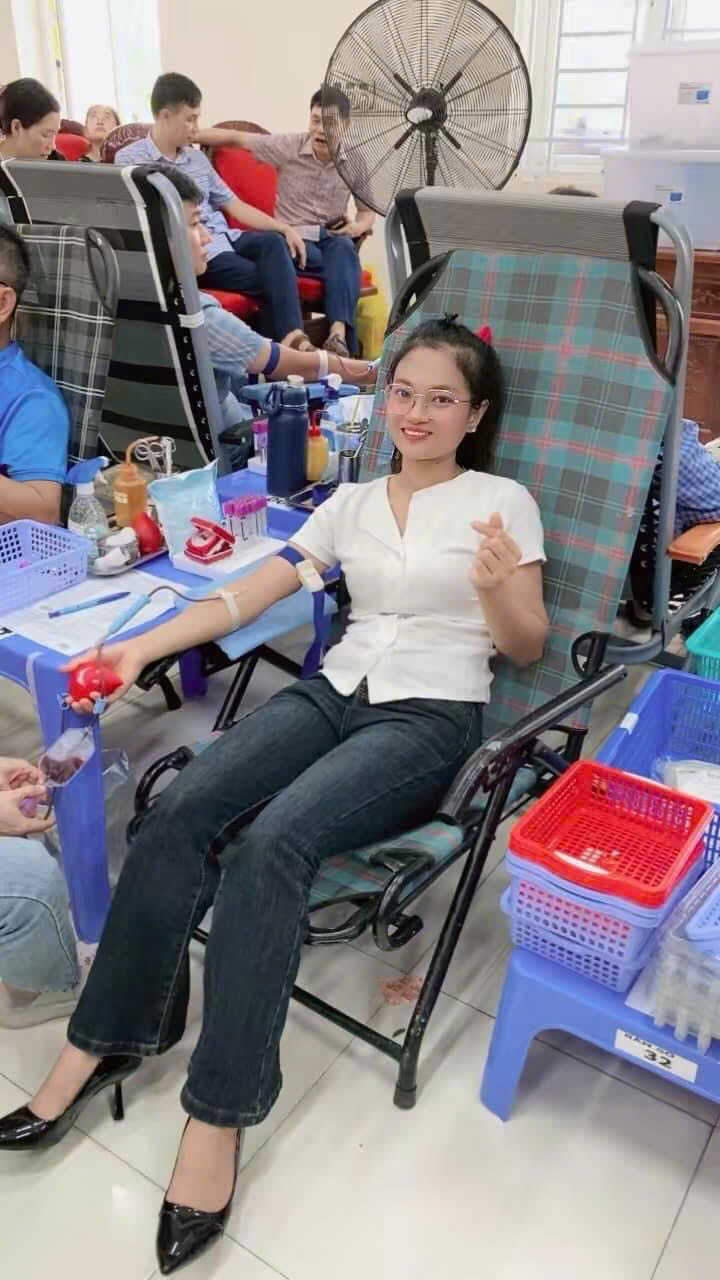 hồng hiến m&aacute;u.jpg