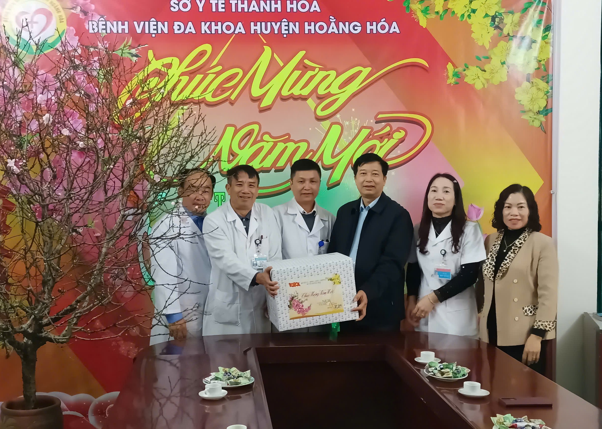 ĐOÀN CÔNG TÁC CỦA HUYỆN HOẰNG HOÁ THĂM VÀ CHÚC TẾT BỆNH VIỆN