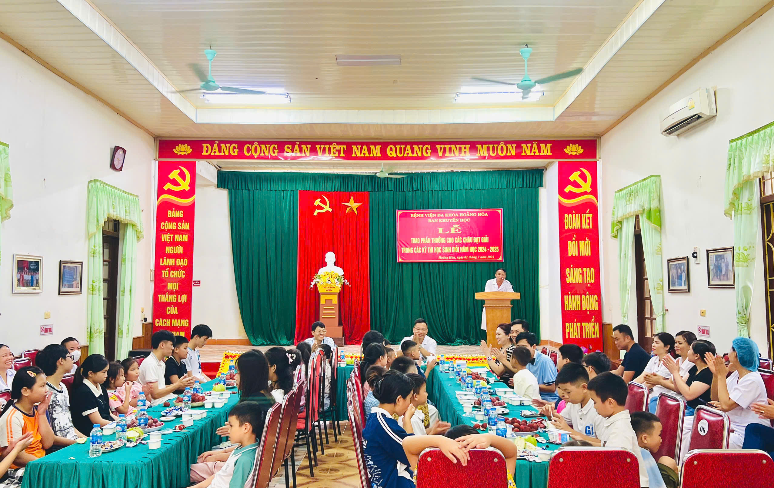 BỆNH VIỆN ĐA KHOA HOẰNG HOÁ TỔ CHỨC LỄ TRAO PHẦN THƯỞNG CHO CÁC CHÁU ĐẠT THÀNH TÍCH CAO NĂM HỌC 2024-2025, LÀ CON CÁN BỘ, NHÂN VIÊN, NGƯỜI LAO ĐỘNG CÔNG TÁC TẠI ĐƠN VỊ