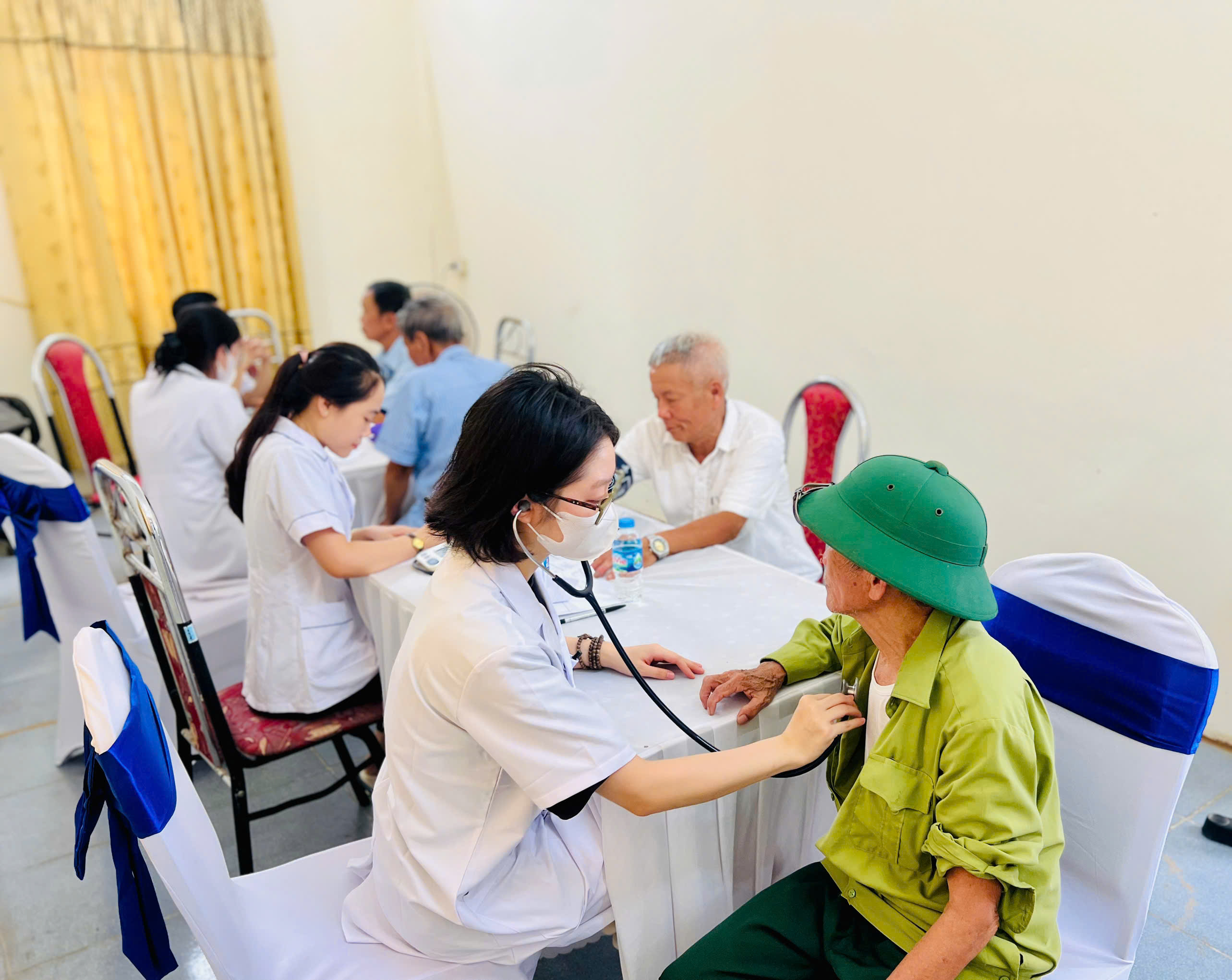  BỆNH VIỆN ĐA KHOA HOẰNG HÓA KHÁM, TƯ VẤN VÀ CẤP PHÁT THUỐC MIỄN PHÍ CHO NHÂN DÂN NHÂN “NGÀY HỘI TOÀN DÂN BẢO VỆ AN NINH TỔ QUỐC” NĂM 2025