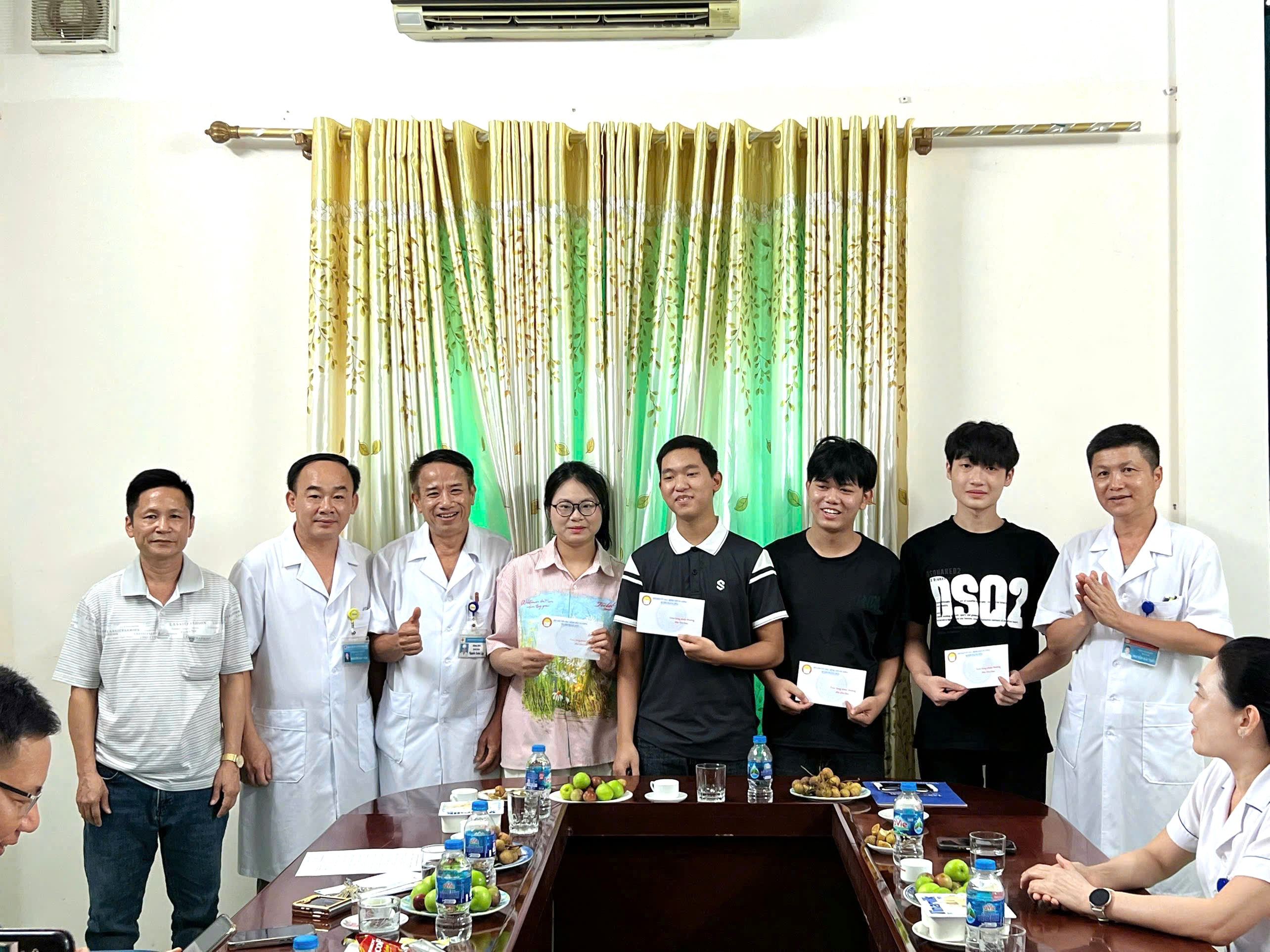 BỆNH VIỆN ĐA KHOA HOẰNG HOÁ TỔ CHỨC GẶP MẶT VÀ TRAO THƯỞNG CHO CÁC CHÁU ĐẬU ĐẠI HỌC NĂM 2025 LÀ CON CÁN BỘ, NHÂN VIÊN, NGƯỜI LAO ĐỘNG ĐANG CÔNG TÁC TẠI BỆNH VIỆN