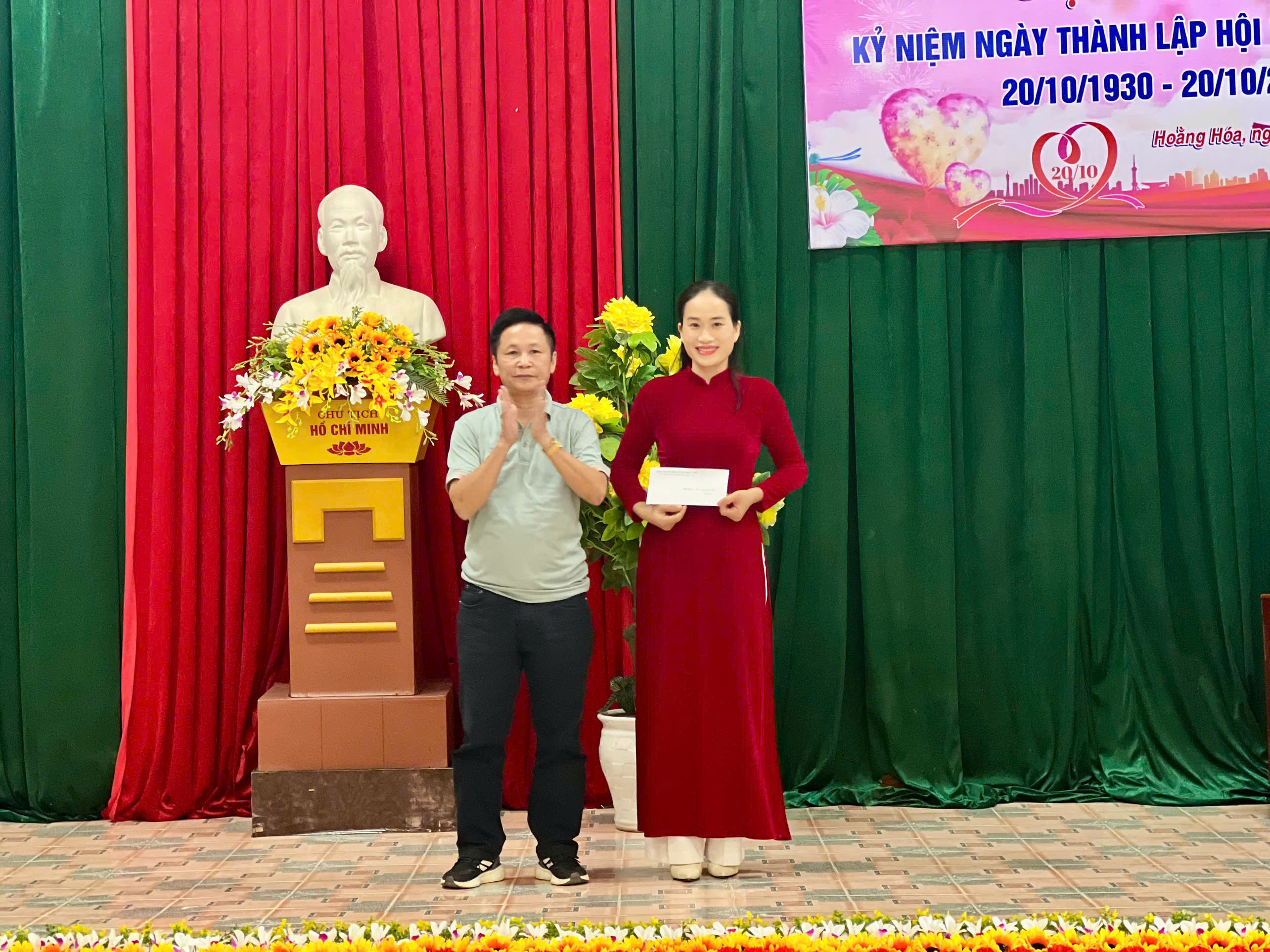 gen-h-b&aacute;c Đ&ocirc;ng trao qu&agrave;.jpg
