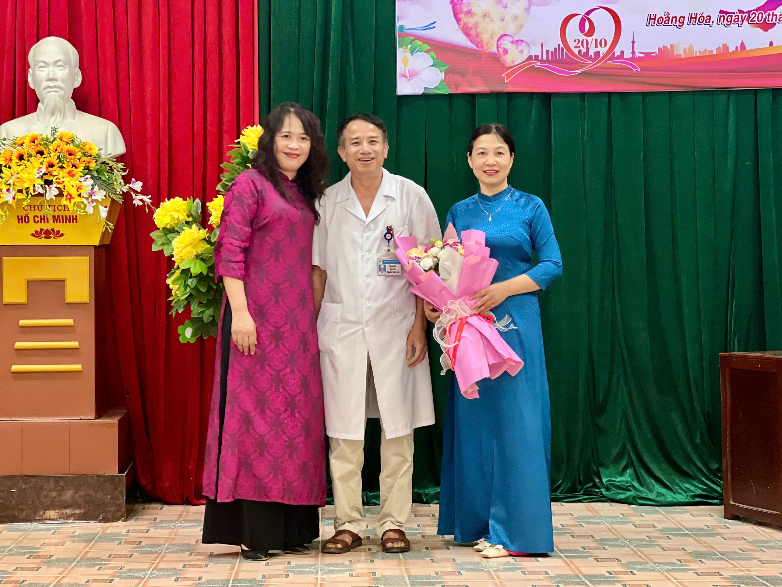 gen-h-b&aacute;c lập tặng hoa.jpg