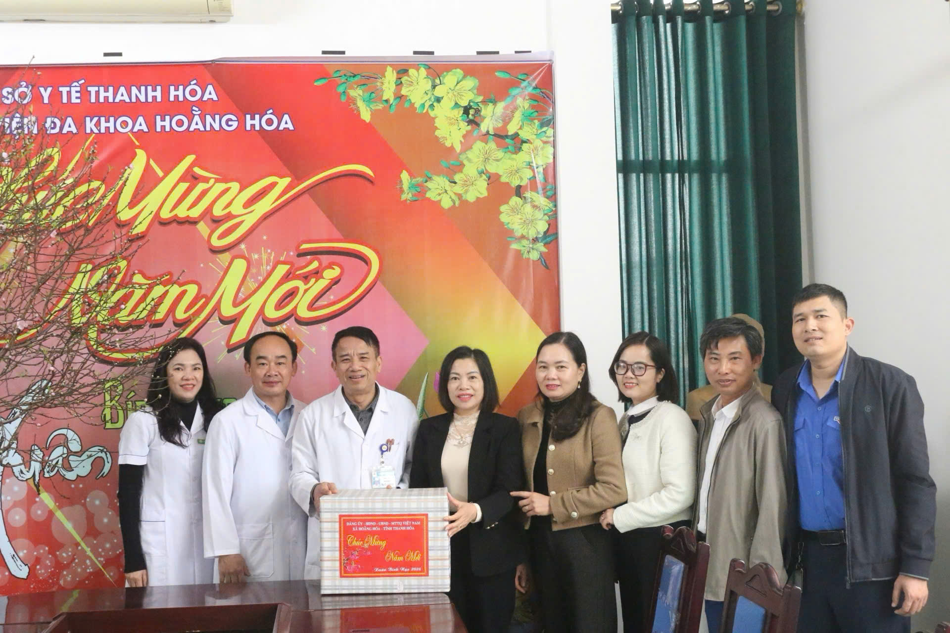 ĐẢNG ỦY - HĐND - UBND - UB MTTQ VIỆT NAM XÃ HOẰNG HÓA THĂM VÀ CHÚC TẾT CÁN BỘ, CÔNG CHỨC, VIÊN CHỨC NGƯỜI LAO ĐỘNG BỆNH VIỆN ĐA KHOA HOẰNG HÓA