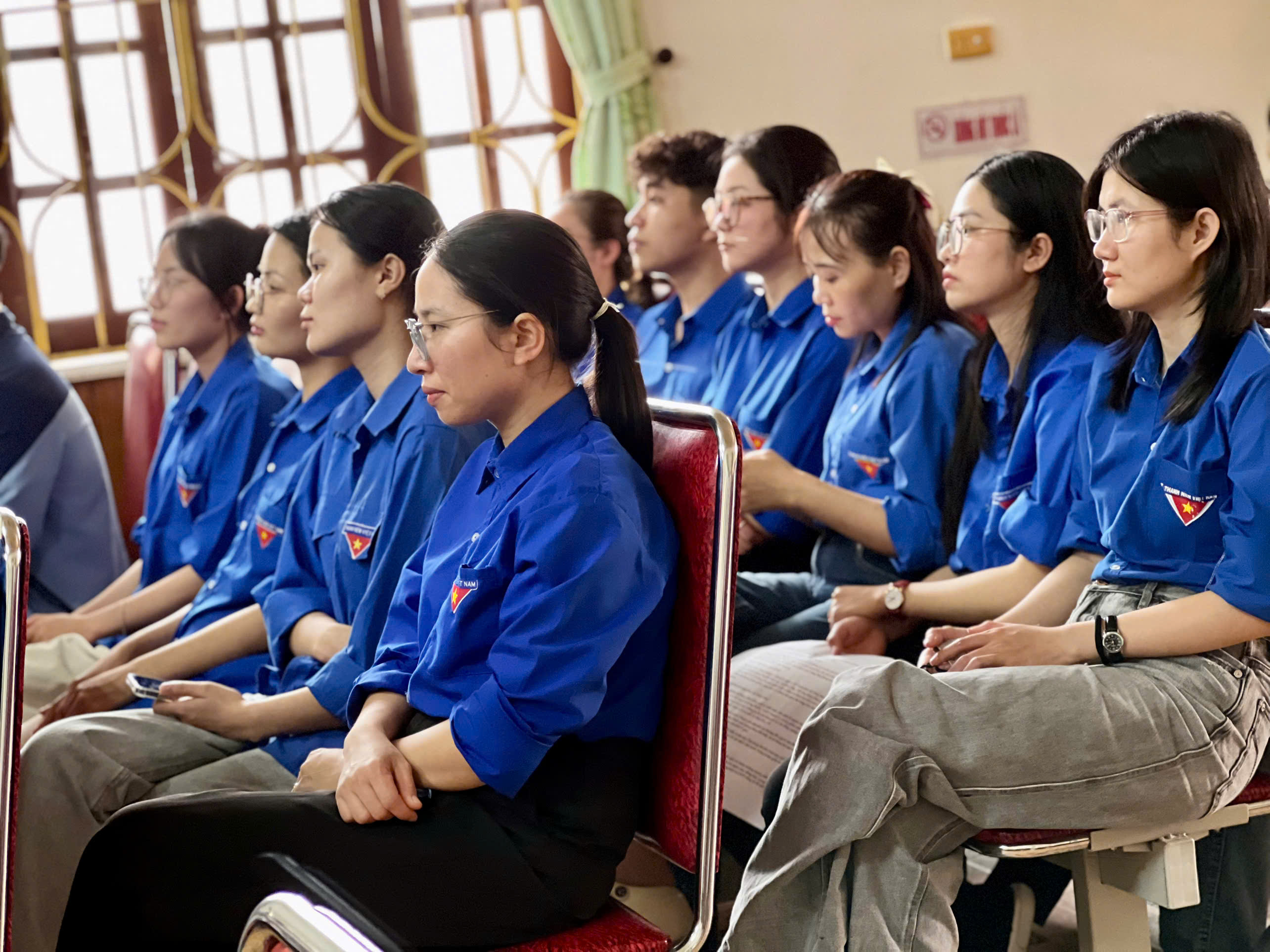c&aacute;c bạn ngồi.jpg